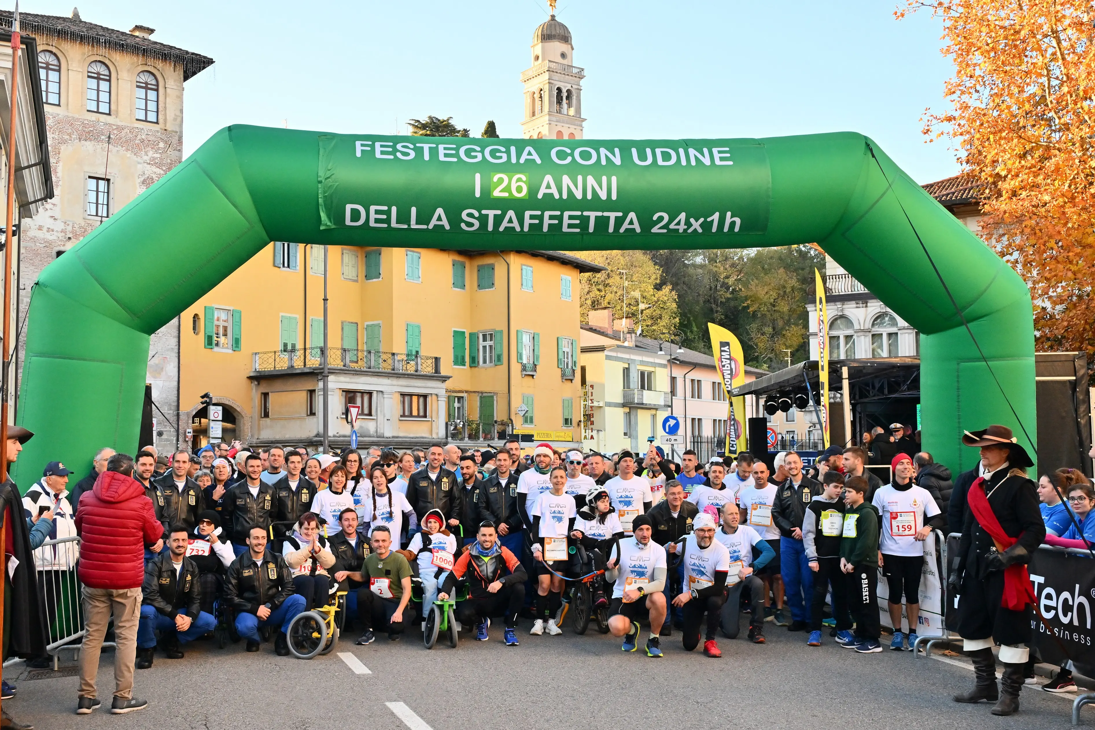 La 26esima edizione della Staffetta Telethon ha visto Udine animata da 870 squadre, per un totale di oltre 22mila partecipanti, tra cui 1.500 studenti. L'evento, che si è svolto dal 30 novembre al 1 dicembre, ha battuto un nuovo record di solidarietà, con la speranza di superare i 320mila euro di donazioni per la ricerca sulle malattie genetiche rare. Molti sportivi, tra cui il campione paralimpico Antonio Fantin, hanno preso parte all'iniziativa, insieme a tanti altri volontari e partecipanti, che hanno corso su un percorso di 1.920 metri nel cuore della città. Un grande successo, che ha coinvolto anche diverse associazioni e realtà locali. Foto Petrussi