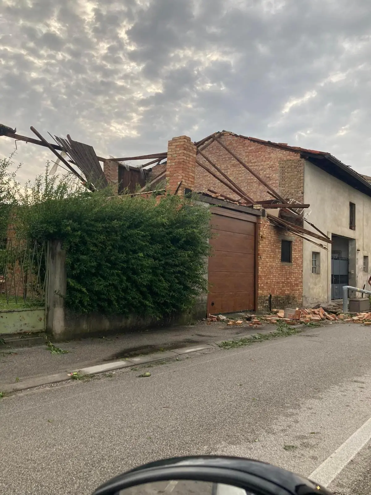 Ingentissimi i danni riportati da Latisana e a Latisanotta. A fare un primo bilancio è sindaco Lanfranco Sette che ha così commentato il maltempo che nella notte tra mercoledì e giovedì si è abbattuto sulla Bassa colpendo in particolar modo la zona di Latisana. Al momento, come riporta il primo cittadino, Via Roma e Via Gaspari si presentano con molti alberi divelti dal parco Gaspari. La situazione peggiore si registra però in via Trieste dove numerose abitazioni sono state scoperchiate e si sono riempite d’acqua. In un caso un tetto è letteralmente volato via planando su alcune auto parcheggiate. La protezione civile è al lavoro con i vigili del fuoco e verranno utilizzati anche i macchinari del Comune per rimuovere i detriti e gli alberi”. Il sindaco raccomanda di evitare, per ora le arterie principali della città. Qui la situazione aggiornata