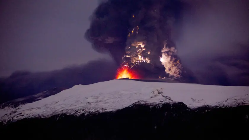 epa08095835 PICTURES OF THE DECADE The Iceland volcano Eyjafjallajokull continues to erupt causing widespread air traffic disruption with clouds of volcanic ash, in Iceland, 19 April 2010. EPA/VILHELM GUNNARSSON *** Local Caption *** 02123870