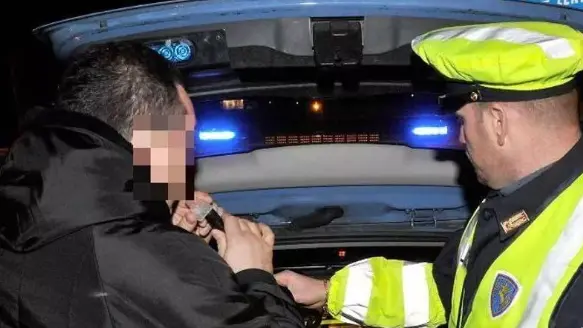 La Polstrada ha sorpreso il 22enne guidare l'auto con un tasso alcolemico cinque volte superiore al limite consentito