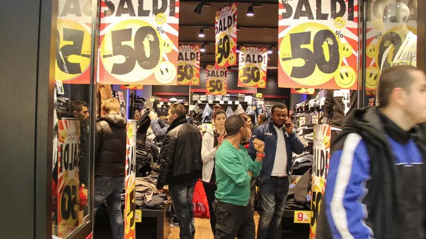 3 gennaio: inizio dei saldi -nella foto Auchan di Mestre