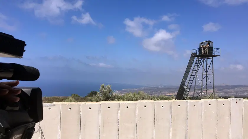 Una immagine del muro difensivo di 11 chilometri alto 9 metri alla frontiera nord di Israele contro le minacce degli Hezbollah.ANSA/Massimo Lomonaco