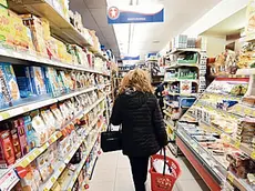 Una persona fa la spesa in un supermercato di Milano, 30 settembre 2021. ANSA/DANIEL DAL ZENNARO