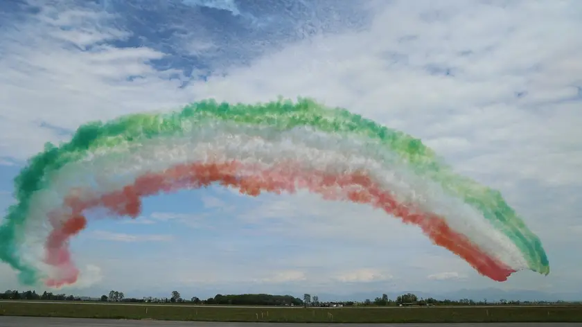 Lo spettacolare tricolore disegnato in cielo dalle Frecce Tricolori (foto Petrussi)