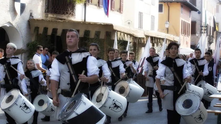 Tamburini e sbandieratori sfilano a Medioevo a Valvasone in un’edizione precedente