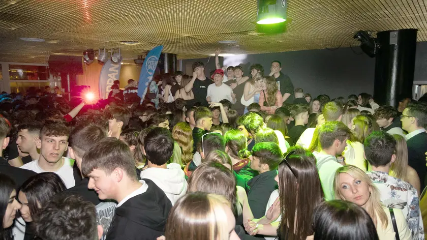 L’ultima notte del Kursaal, domenica a Lignano Riviera, con protagonisti non solo i giovani (foto Petrussi)