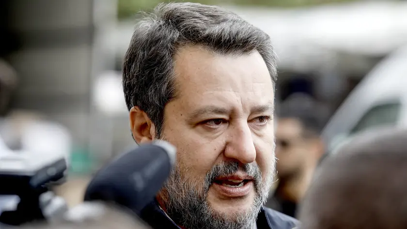 Il vicepremier Matteo Salvini in visita ad un banchetto per la raccolta firme per la difesa dei confini in via Osoppo a Milano, 20 settembre 2024. ANSA/MOURAD BALTI TOUATI