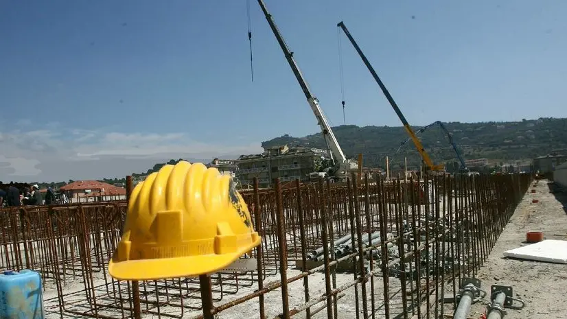 20090909 - ANDORA (IMPERIA) - FIN - EDILIZIA: ANCE, VIA A CANTIERI O RISCHIO 250 MILA POSTI. Una foto d'archivio di un cantiere edile...ANSA/LUCA ZENNARO/DC