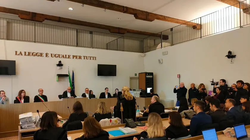 Prende il via davanti alla Corte di assise di Bologna, presieduta dal giudice Domenico Pasquariello, il processo a Giovanni Padovani, 27enne, accusato dell'omicidio dell'ex compagna Alessandra Matteuzzi, 56, picchiata anche con un martello, il 23 agosto 2022 sotto casa, in via dell'Arcoveggio, 03 maggio 2023. L'imputato, difeso dall'avvocato Gabriele Bordoni, non è presente in aula per la prima udienza: ha inviato una nota dal carcere in cui spiega che rinuncia a comparire. ANSA / Tommaso Romanin