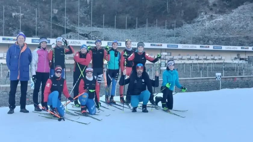 Gli atleti della Monte Coglians con presidente e coach alla Carnia arena