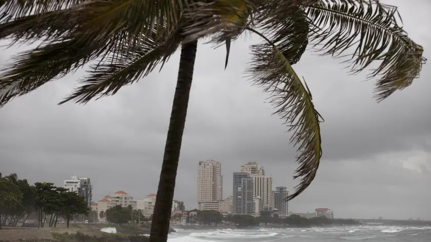 epa10981702 Strong waves on the boardwalk in Santo Domingo, Dominican Republic, 17 November 2023. A good part of the country (19 provinces) is on maximum alert due to heavy rains announced from 17-19 November due to a potential tropical cyclone, located about 415 kilometers to the west/ southwest of Kingston, Jamaica, EPA/Orlando Barria