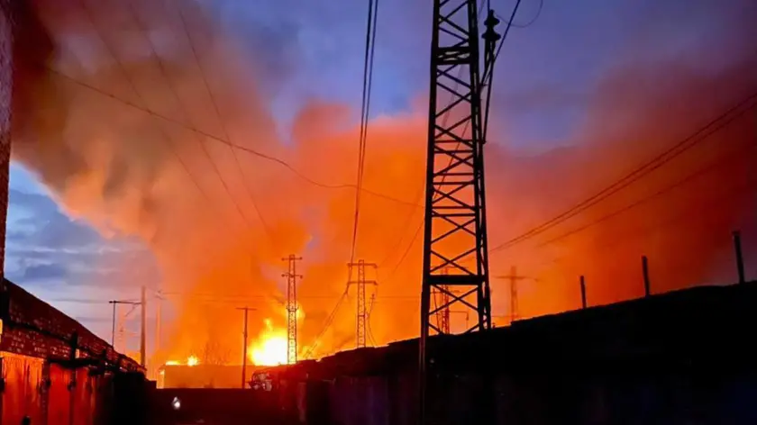 Il sindaco di Leopoli Andriy Sadovoy pubblica una foto dell'incendio dopo il bombardamento. "Dopo l'attacco missilistico su Leopoli, due sottostazioni elettriche sono state danneggiate. Parte della città è senza corrente elettrica". Lo riferisce su Twitter il sindaco di Leopoli, Andriy Sadovyi. Secondo fonti locali, quattro missili avrebbero colpito la città nell'ovest dell'Ucraina. ANSA/ANDRIY SADOVOY +++ ATTENZIONE LA FOTO NON PUO' ESSERE PUBBLICATA O RIPRODOTTA SENZA L'AUTORIZZAZIONE DELLA FONTE DI ORIGINE CUI SI RINVIA+++