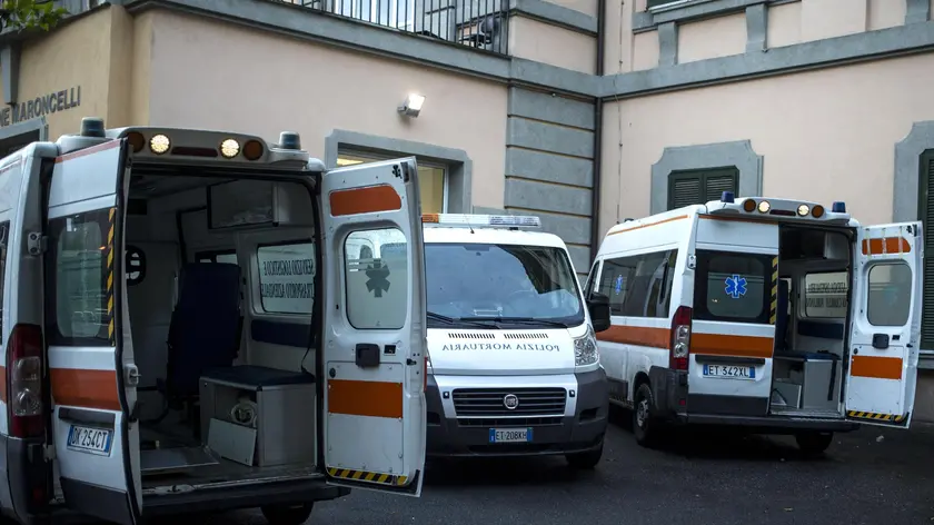 ++RIPETIZIONE CON TITOLO E TESTO CORRETTI++ Ambulanze all'esterno dell'ospedale San Camillo, 1 maggio 2016. ANSA/ MASSIMO PERCOSSI