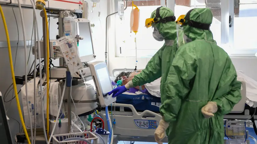 04/11/2020 Reggio Calabria, il reparto di terapia Intensiva Covid-19 del Grande Ospedale Metropolitano di Reggio Calabria. In foto lÕarea Covid-19 di Terapia Intensiva