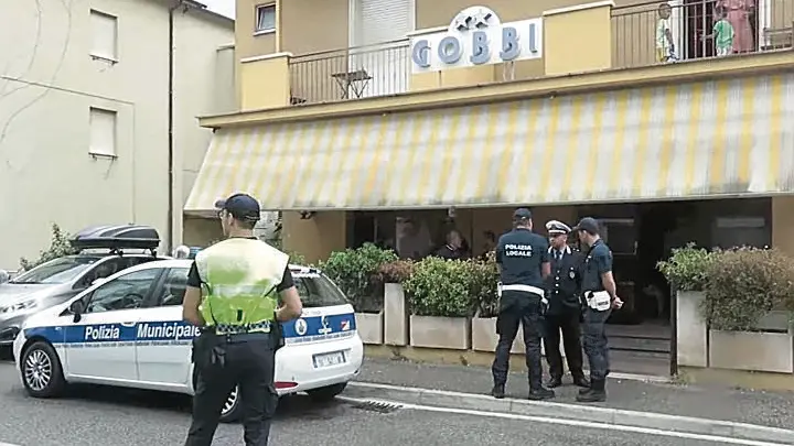 Nelle immagini tratte dal video di Diego Gasperoni per il Corriere di Romagna, e gentilmente autorizzate da quest’ultimo, l’intervento della polizia locale