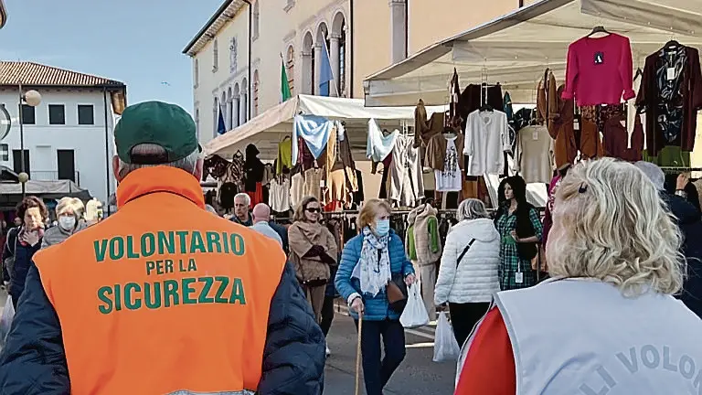 I volontari della sicurezza in servizio al mercato ambulante