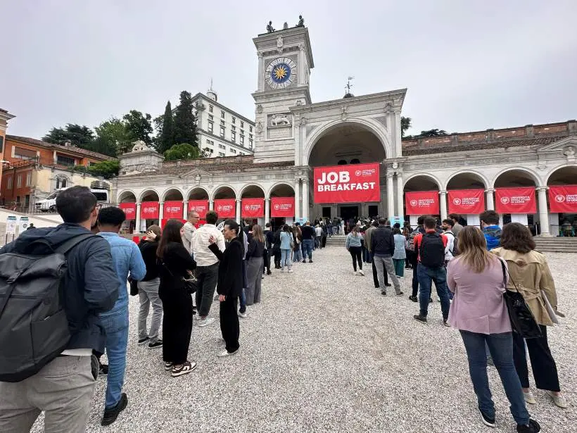 In piazza Libertà si sono presentati più di 210 tra laureati e studenti