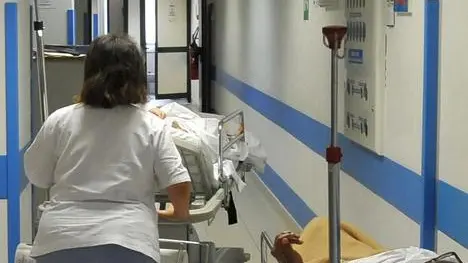 Un corridoio con due pazienti in barella all'interno del pronto soccorso dell'ospedale Galliera, Genova, 29 giugno 2012..ANSA/LUCA ZENNARO