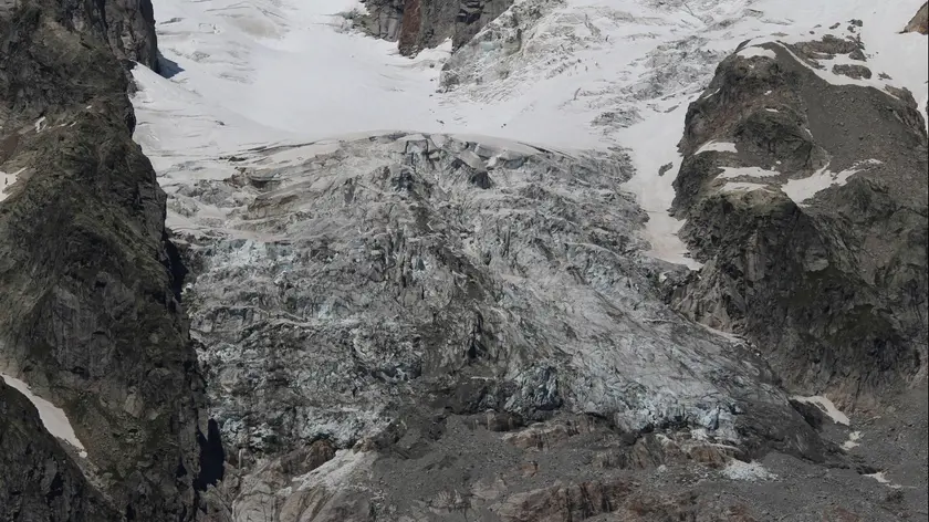 Il ghiacciaio di Planpincieux (circa 500.000 metri cubi) situato tra i 2.600 e i 2.800 metri di quota, che sta scivolando a valle a causa dello sbalzo di temperature degli ultimi giorni, Courmayeur, 6 Agosto 2020. ANSA/FONDAZIONE MONTAGNA SICURA