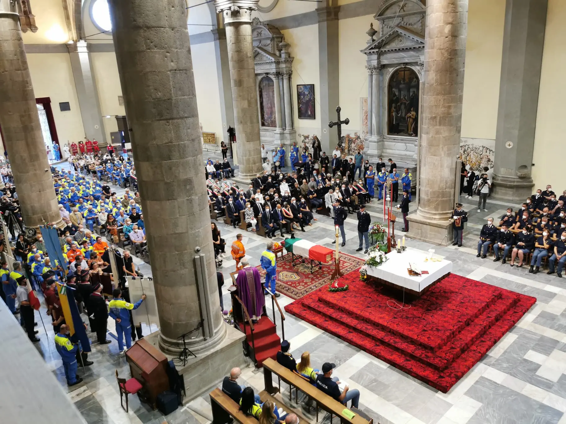 Sono stati celebrati nel duomo di Cividale i funerali di Elena Lo Duca, 56 anni, coordinatrice della Protezione civile di Prepotto, morta travolta da un albero lo scorso 22 luglio mentre era impegnata in un sopralluogo in un’area boschiva interessata da un incendio proprio nella zona di Prepotto. Presenti alle esequie di Lo Duca, assistente capo della polizia al commissariato di Cividale, anche il vicecapo del Dipartimento della Protezione civile nazionale, Immacolata Postiglione, il vicecapo della Polizia, Vittorio Rizzi, il presidente della Regione, Massimiliano Fedriga, il suo vice Riccardi e una folta delegazione di sindaci friulani, i questori delle quattro province, il prefetto di Udine Marchesiello e tanti volontari della Pc. Il feretro, accolto all’ingresso del duomo dal picchetto della Protezione civile e della Polizia e da un lungo applauso.