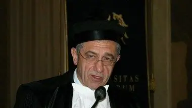 Nella foto, Gianpietro Benedetti alla laurea honoris causa nel 2006