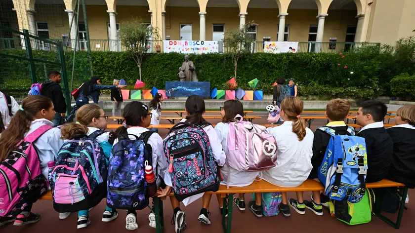 Primo giorno di Scuola per i bambini e ragazzi della Liguria, Genitori e figli presso l'istituto Don Bosco nel quartiere di Sampierdarena. Genova, 14 settembre 2023. ANSA/LUCA ZENNARO (scuola, bambini, ragazzi, gentori, bambini immigrati)