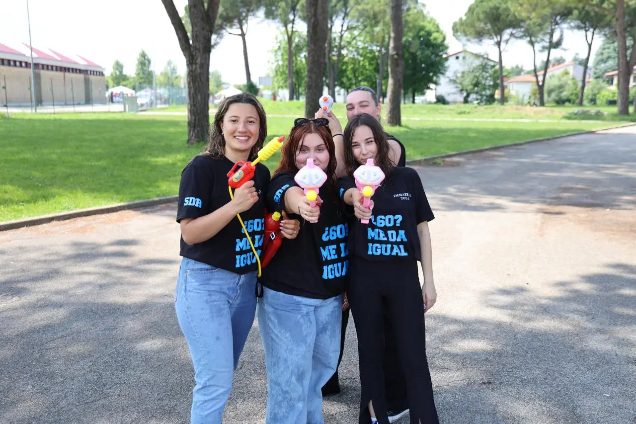 Una tradizione oramai consolidata a Udine: gli studenti, al termine delle lezioni, decidono di "rinfrescarsi" con bottiglie d'acqua e gavettoni (Foto Petrussi)