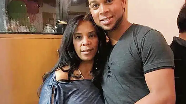 Jean Carlos Ramirez, 26 anni, in una foto recente con la madre, che abita a Valvasone Arzene
