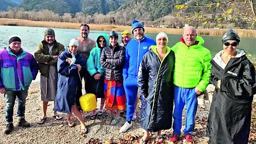 Un gruppo di nuotatori che si sono tuffati nel lago di Cavazzo