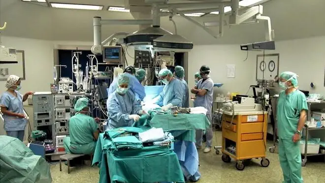 20000525-PALERMO-CRO- VICENDA GEMELLE: LA SALA OPERATORIA. Ultimi preparativi nella sala operatoria di cardiologia di Palermo dove nei prossimi giorni Marta verra' separata da Milagros, sacrificata per salvare la sorellina in un intervento ad altissimo rischio. Franco Lannino/ANSA/CD