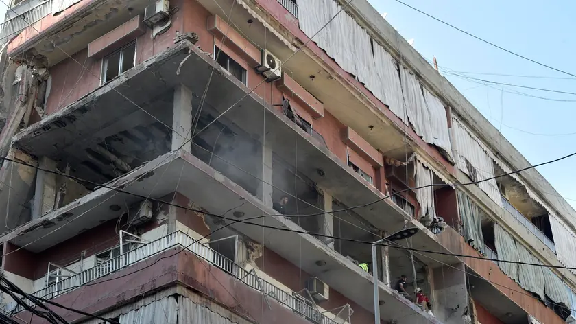 epa11622351 Rescuers work at a residential building after an Israeli military strike, in the Ghobeiry area in the southern suburb of Beirut, Lebanon, 24 September 2024. Lebanon's state media said a number of injuries has been reported after an Israeli strike targeting a six-storey residential building in the Ghobeiry area in the southern suburb of Beirut. The Israeli Defense Forces (IDF) said they conducted a 'targeted strike' in Beirut on 24 September. According to Lebanon's Ministry of Health, at least 558 people have been killed and more than 1,835 have been injured following continued airstrikes on southern Lebanese towns and villages. EPA/WAEL HAMZEH