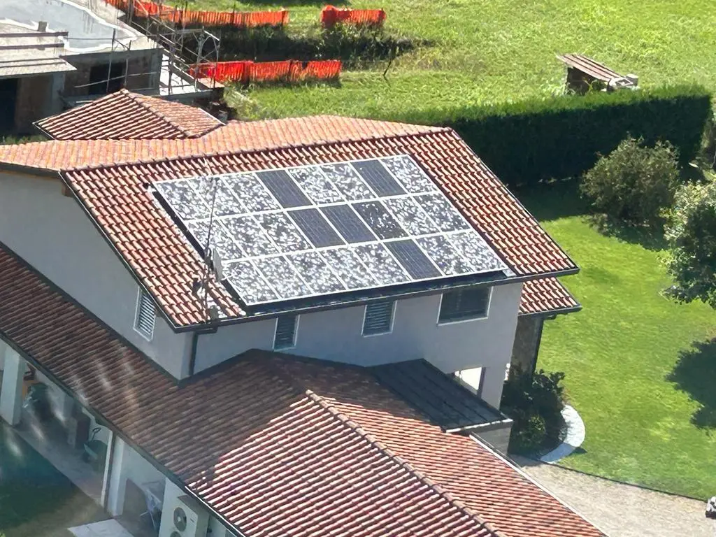 Tegole in frantumi, squarci nei tetti e danni ingenti a impianti solari e fotovoltaici. La grandinata record di lunedì 24 luglio ha lasciato i segni del suo passaggio in gran parte del Friuli con il Comune di Mortegliano tra i più colpiti.