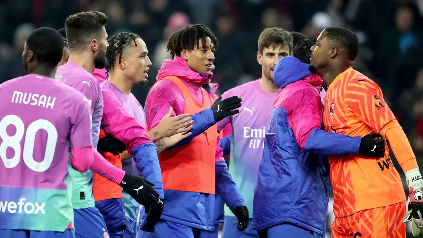 Il portiere rossonero Mike Maignan circondato dai compagni a fine partita: è stato oggetto di insulti razzisti da parte di alcuni tifosi bianconeri