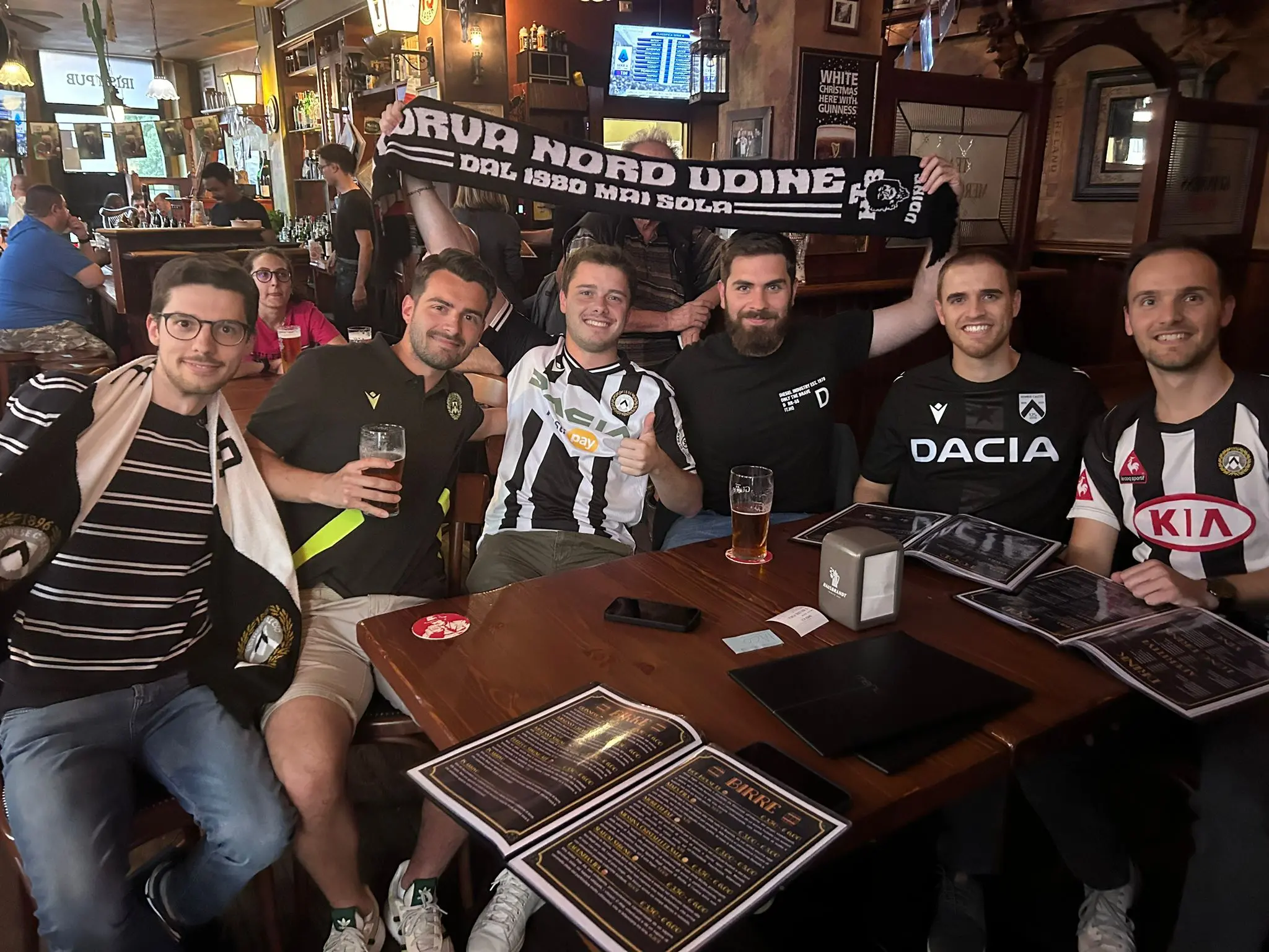Un gruppo di tifosi al Black Stuff di Udine