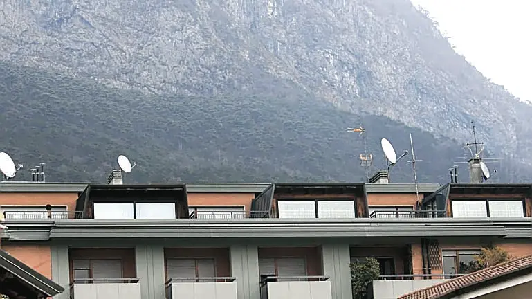 Il condominio Primavera con le costruzioni contestate