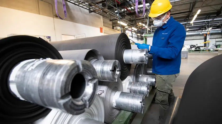 Un operaio dotato di guanti, occhiali protettivi e mascherina, a lavoro nell'impianto produttivo di Alcantara, uno dei brand pi importanti del Made in Italy, con sede a Nera Montoro, frazione del comune di Narni (TR), in occasione della riapertura dello stabilimento a seguito delle misure imposte dalla Presidenza del Consiglio dei ministri per arginare la diffusione del Coronavirus, 15 aprile 2020. ANSA/CLAUDIO PERI A worker equipped with gloves, protective glasses and mask, at work in the production plant of Alcantara, one of the most important brands of Made in Italy, based in Nera Montoro, a hamlet of the municipality of Narni in the province of Terni, on the occasion of the reopening of the factory following the measures imposed by the Prime Minister's Office to counter the spread of Coronavirus, 15 April 2020. Alcantara is one of the most important Made in Italy brands. ANSA / CLAUDIO PERI