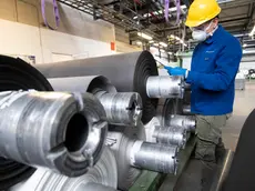 Un operaio dotato di guanti, occhiali protettivi e mascherina, a lavoro nell'impianto produttivo di Alcantara, uno dei brand pi importanti del Made in Italy, con sede a Nera Montoro, frazione del comune di Narni (TR), in occasione della riapertura dello stabilimento a seguito delle misure imposte dalla Presidenza del Consiglio dei ministri per arginare la diffusione del Coronavirus, 15 aprile 2020. ANSA/CLAUDIO PERI A worker equipped with gloves, protective glasses and mask, at work in the production plant of Alcantara, one of the most important brands of Made in Italy, based in Nera Montoro, a hamlet of the municipality of Narni in the province of Terni, on the occasion of the reopening of the factory following the measures imposed by the Prime Minister's Office to counter the spread of Coronavirus, 15 April 2020. Alcantara is one of the most important Made in Italy brands. ANSA / CLAUDIO PERI