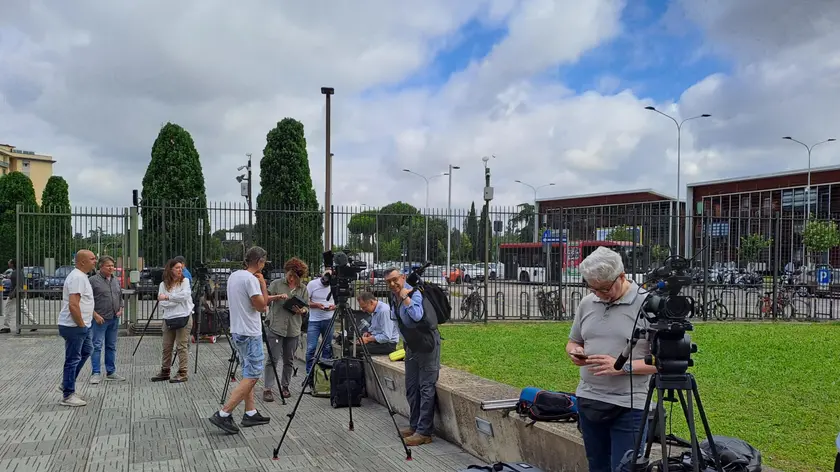 Telecamere in attesa davanti al palazzo Giustizia dove si svolge l'udienza davanti alla Corte d'assise d'appello chiamata a stabilire se sia responsabile di calunnia nei confronti di Patrick Lumumba, Firenze, 5 giugno 2024. ANSA/ CLAUDIO SEBASTIANI