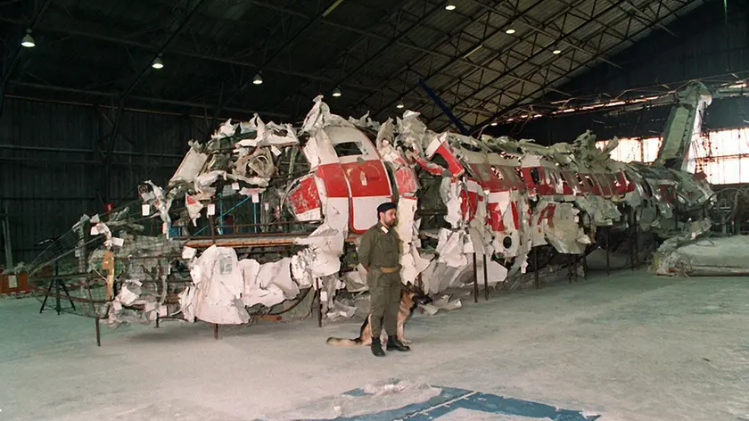 Una immagine del 15 luglio 1999 dell'aereo DC-9 dell'Itavia ricostruito nell'hangar di Pratica di Mare, Roma. ANSA