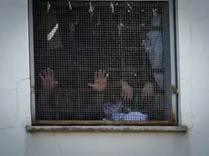 Protesta al carcere di Poggioreale all’indomani dell’approvazione del decreto carceri, Napoli, 8 Agosto 2024. ANSA/CESARE ABBATE (protesta, carcere, carceri, prigione, detenuti, sbarre, simbolica, generica)