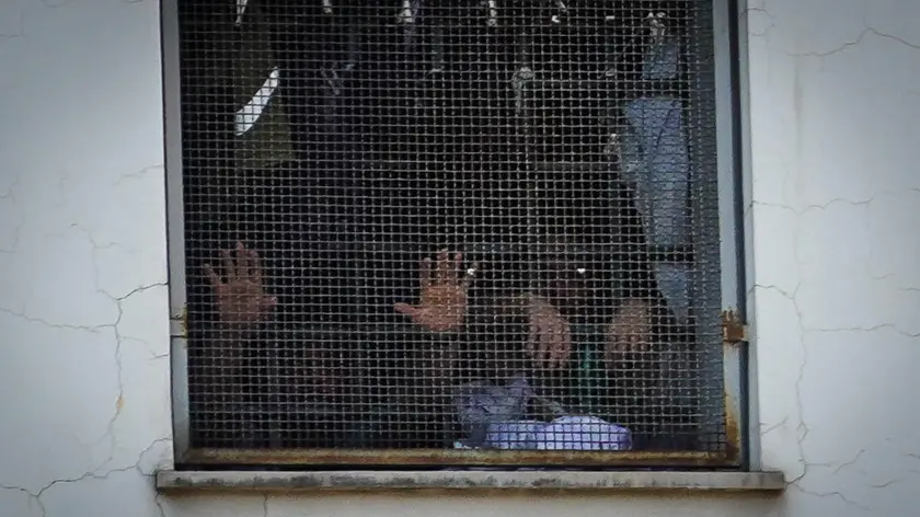 Protesta al carcere di Poggioreale all’indomani dell’approvazione del decreto carceri, Napoli, 8 Agosto 2024. ANSA/CESARE ABBATE (protesta, carcere, carceri, prigione, detenuti, sbarre, simbolica, generica)