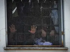 Protesta al carcere di Poggioreale all’indomani dell’approvazione del decreto carceri, Napoli, 8 Agosto 2024. ANSA/CESARE ABBATE (protesta, carcere, carceri, prigione, detenuti, sbarre, simbolica, generica)