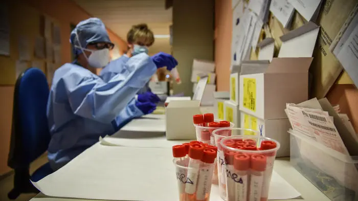 Personale sanitario del laboratorio di microbiologia dellÂ?ospedale di Cremona effettuano prelievi ematici per i test sierologici per verificare la presenza degli anticorpi per lÂ?emergenza epidemia coronavirus Covid-19. ANSA/MATTEO CORNER