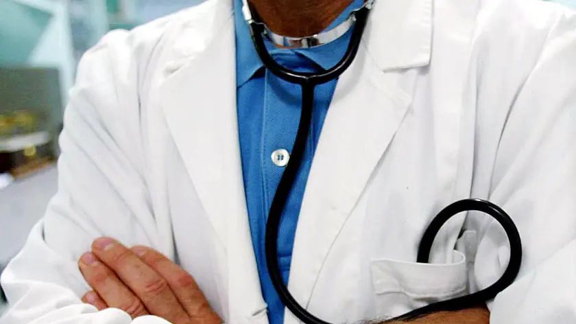 Un medico con lo stetoscopio al collo, in una immagine di archivio.