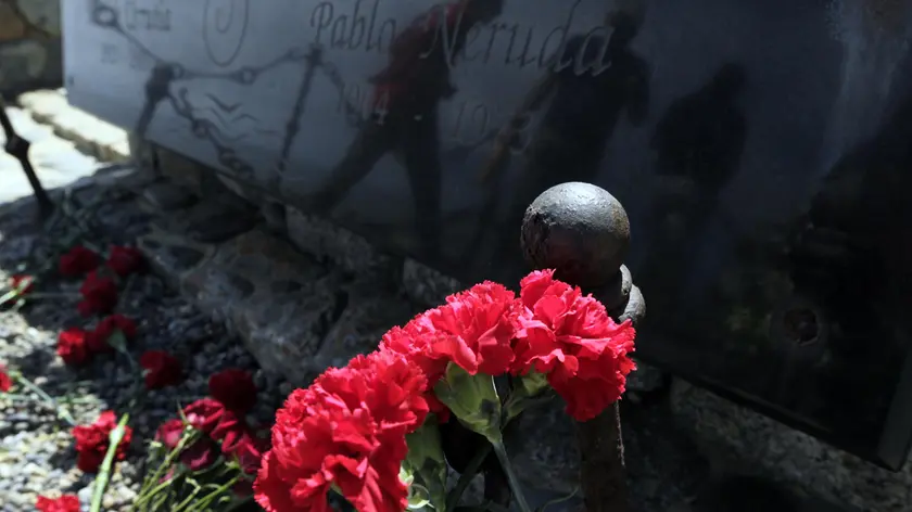 epa10879483 Flowers on the grave of late Chilean poet and writer Pablo Neruda during the commemoration of his 50th death anniversary, in Isla Negra, Chile, 23 September 2023. EPA/Javier Martin