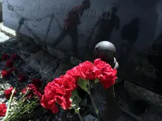 epa10879483 Flowers on the grave of late Chilean poet and writer Pablo Neruda during the commemoration of his 50th death anniversary, in Isla Negra, Chile, 23 September 2023. EPA/Javier Martin