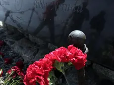 epa10879483 Flowers on the grave of late Chilean poet and writer Pablo Neruda during the commemoration of his 50th death anniversary, in Isla Negra, Chile, 23 September 2023. EPA/Javier Martin