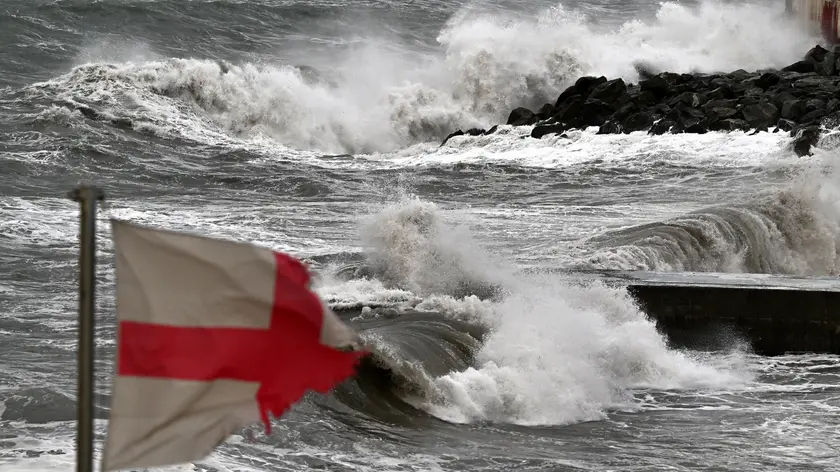 La mareggiata prevista dalle previsioni metereologiche si sta abbattendo in queste ore sulle coste della Liguria, in particolare sulla costa del capoluogo genovese. Genova, 20 ottobre 2023. ANSA/LUCA ZENNARO