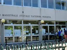 ANTEPRIMA Udine, 17 giugno 2004. Ore 13.00. ESAMI DI MATURITà SECONDO GIORNO L'istituto magistrale statale Caterina Percoto. Telefoto Copyright Foto Agency Anteprima www.anteprimafoto.it