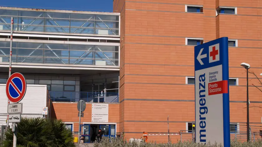 Una veduta esterna dell'ospedale Versilia, in una recente immagine di repertorio. Sulla morte di Annamaria Doretti Ricci (e non Annamaria Doretta come scritto in precedenza) la direzione sanitaria dell'ospedale Versilia ha avviato accertamenti per valutare se il percorso clinico a cui e' stata sottoposta la paziente e' stato corretto. Lo annuncia il direttore sanitario Antonio Latella. Un gruppo di specialisti dovra' verificare, con una indagine interna, se l' operato del personale del pronto soccorso e quello di altri medici e infermieri che hanno seguito Annamaria Doretti Ricci e' avvenuto secondo i protocolli. ANSA/FRANCO SILVI